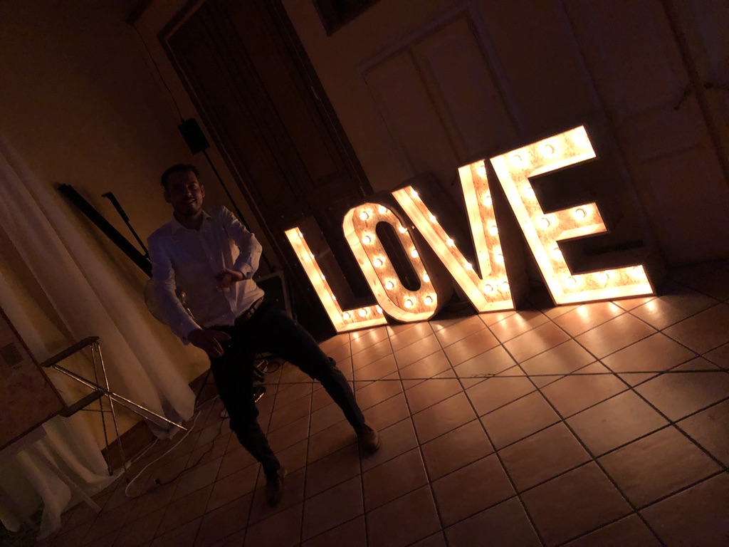 Foto4 XXL LOVE Buchstaben auf der Tanzfläche